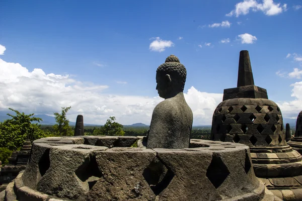 Socha Buddhy v stúpu. chrám Borobodur jogyakarta, Indonésie. — Stock fotografie
