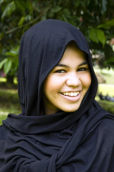 Ινδονησιακά-κορίτσι σε το πάρκο χαμογελώντας — Φωτογραφία Αρχείου