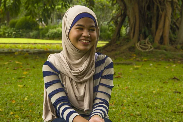 Indonesische meisje in het park glimlachen — Stockfoto