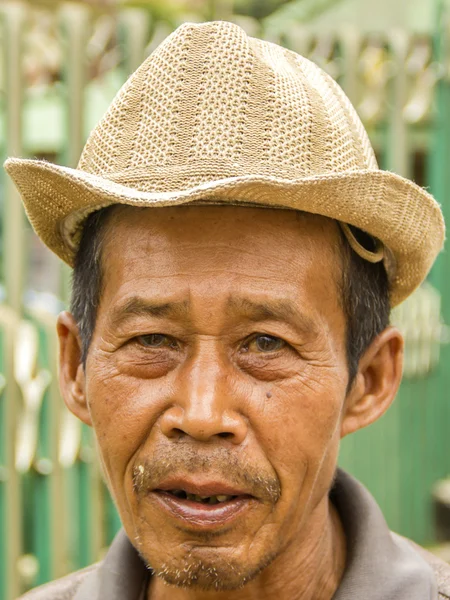 Indonezyjski stary mężczyzna w kapeluszu — Zdjęcie stockowe