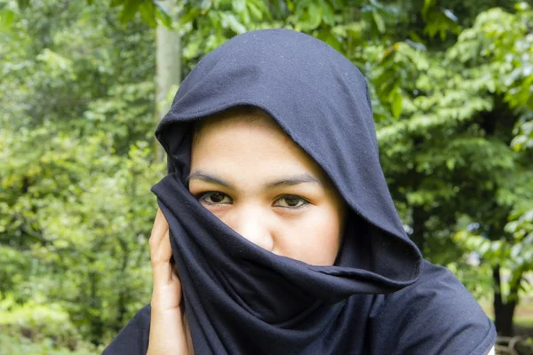 印尼报道女孩在一条黑色的围巾 — 图库照片