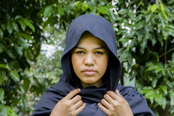 Indonesische moslim meisje in een zwarte sjaal — Stockfoto