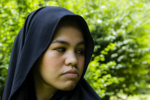 Indonesische moslim meisje in een zwarte sjaal — Stockfoto