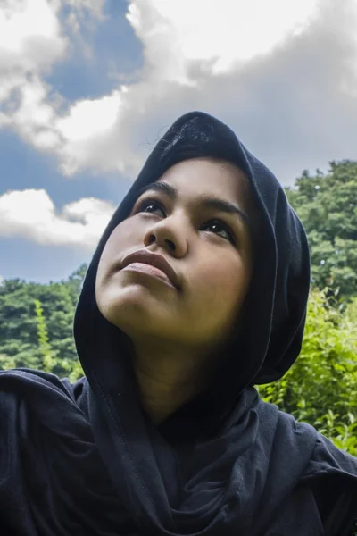 Ινδονησιακά-moslim κορίτσι σε ένα μαύρο μαντήλι — Φωτογραφία Αρχείου