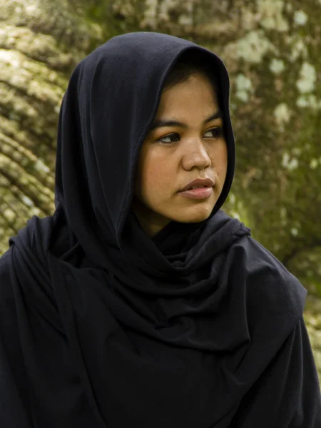 Indonesia chica musulmana en una bufanda negra —  Fotos de Stock