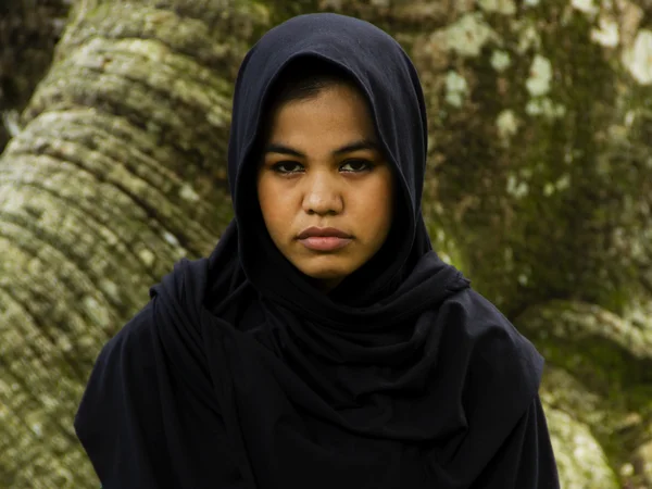 Indonésio moslim menina em um lenço preto — Fotografia de Stock