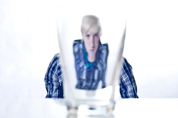 Portrait du gars à travers le verre — Photo