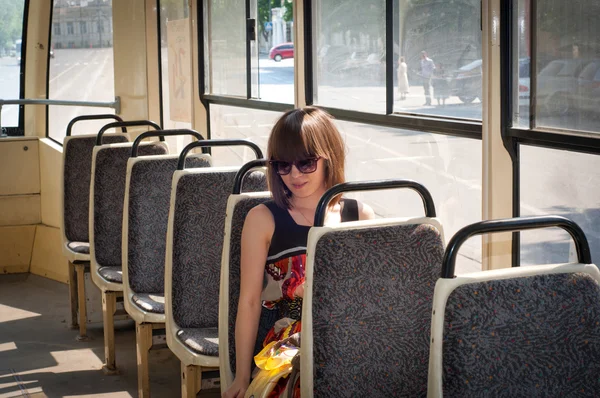 Das junge Mädchen in der Straßenbahn — Stockfoto