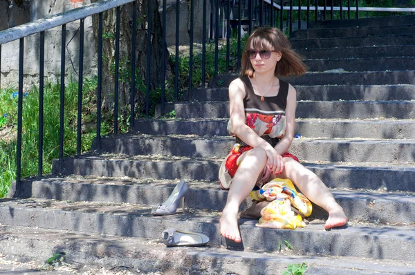 La jeune fille s'assoit sur les marches — Photo