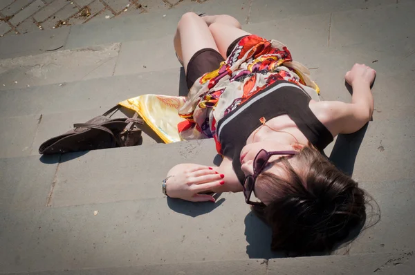 Молодая девушка лежит на ступеньках — стоковое фото