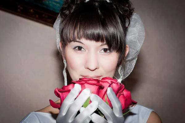 美しい黒髪花嫁の花束を — ストック写真