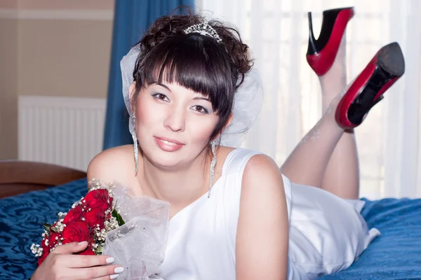 Belle mariée sur le lit bleu mariage — Photo