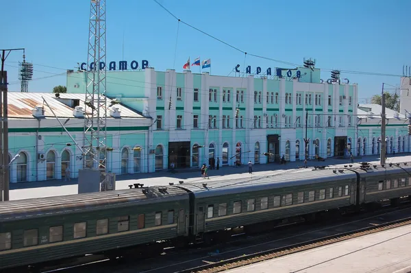 Tren pe platformă. Staţia. Saratov. Rusia — Fotografie, imagine de stoc