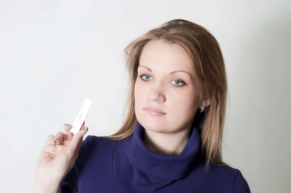 Девушка с тестом на беременность — стоковое фото