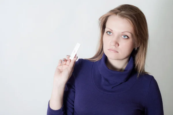 A menina com o teste para a gravidez — Fotografia de Stock