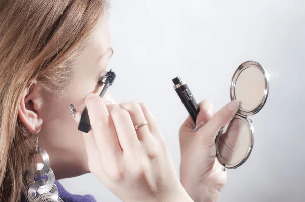 stock image The girl does a make-up