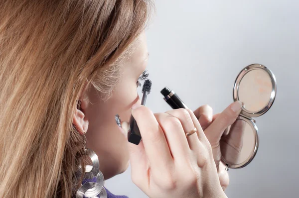 stock image The girl does a make-up