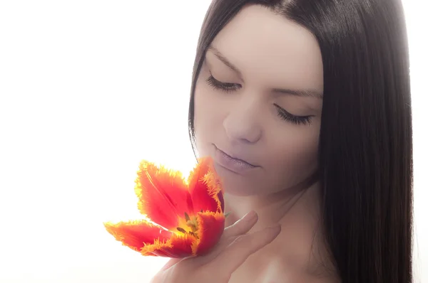 A menina bonita nova com uma tulipa vermelha em uma mão — Fotografia de Stock