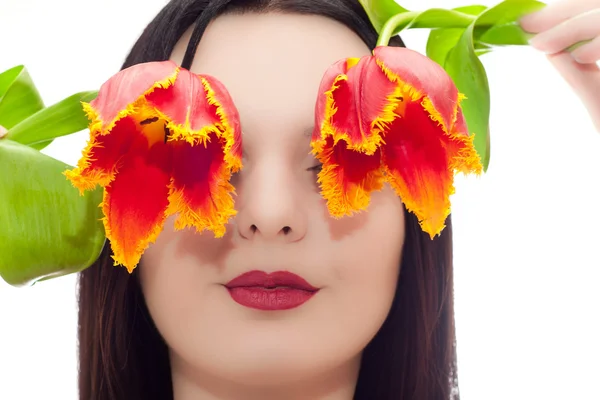 Den unge jentas ansikt med tulipaner istedenfor øyne – stockfoto