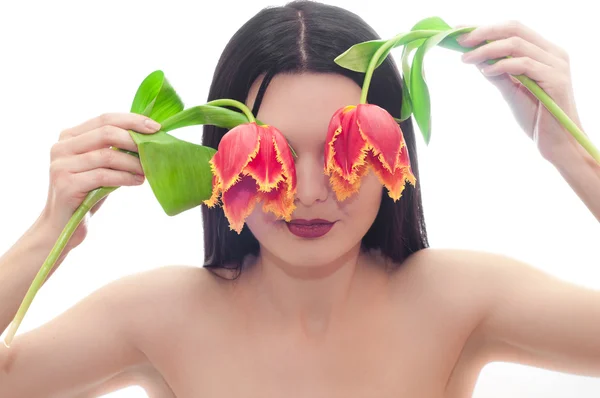 Das Gesicht des jungen Mädchens mit Tulpen statt Augen — Stockfoto