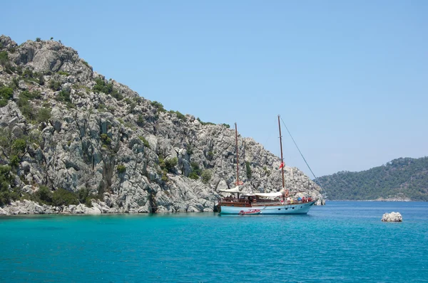 La piccola barca nel bellissimo mare blu della Turchia — Foto Stock