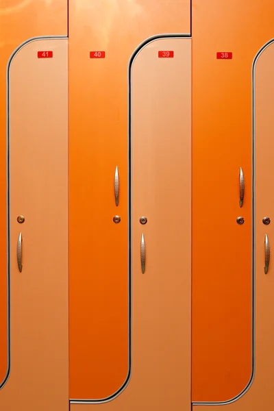 Orangefarbene Türschließfächer — Stockfoto