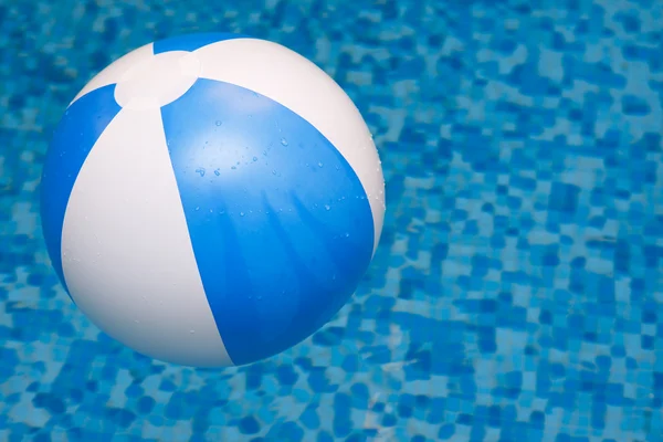 Ball im Wasser, Sommerspaß — Stockfoto