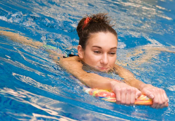 Молодая девушка плавает — стоковое фото