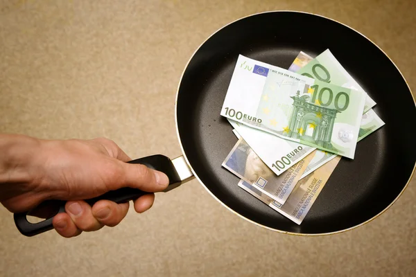 Dinero en euros en sartén — Foto de Stock