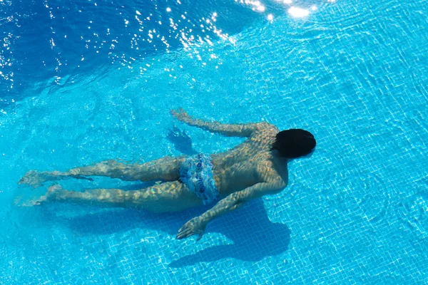 在水下游泳的人 — 图库照片