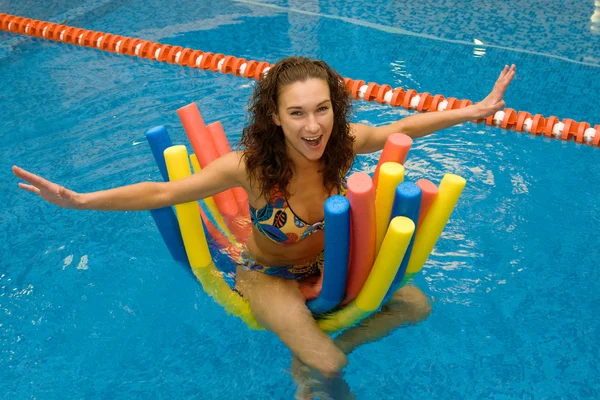 Flicka i vatten på aqua nudlar — Stockfoto