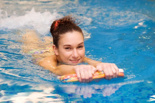 Mladá dívka je plavání — Stock fotografie