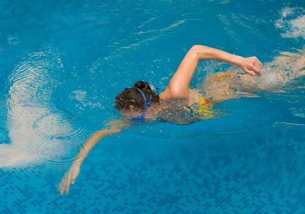 Meisje duik in het zwembad — Stockfoto