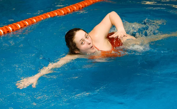Mädchen schwimmen im Schwimmbad — Stockfoto