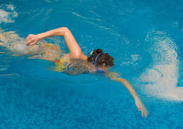 stock image Girl swim in the swimming pool