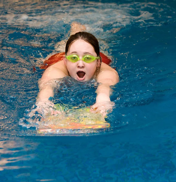 Ragazza nuotare in piscina — Foto Stock