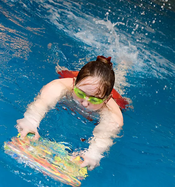 Mädchen schwimmt im Schwimmbad — Stockfoto