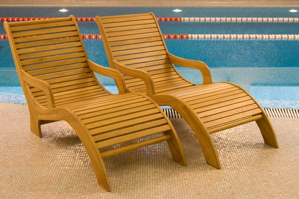 Dinlenme havuzu yakın boş sandalye — Stok fotoğraf