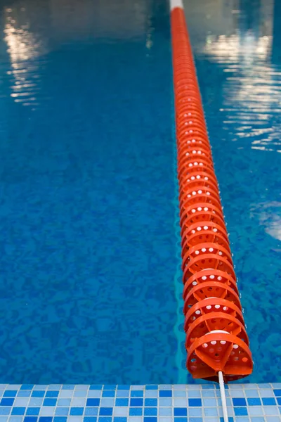 Linha de plástico vermelho na piscina — Fotografia de Stock