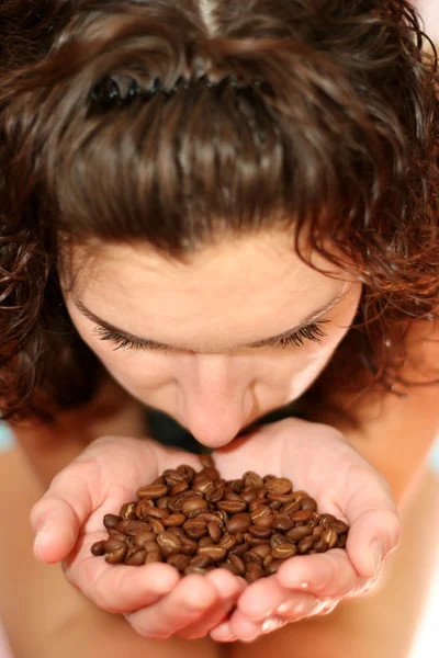 Das Mädchen riecht nach Kaffeekörnern — Stockfoto
