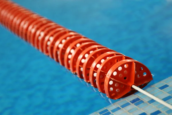 スイミング プールで赤いプラスチック線 — ストック写真