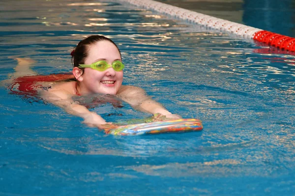 Chica en la piscina — Foto de Stock