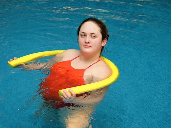 Mujer en agua con fideos aqua — Foto de Stock