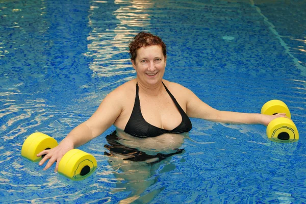 Adult woman in water with dumbbells — Stock Photo, Image