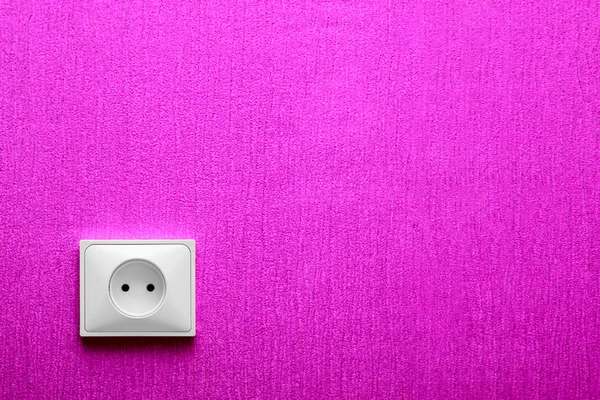 A tomada elétrica em uma parede rosa — Fotografia de Stock