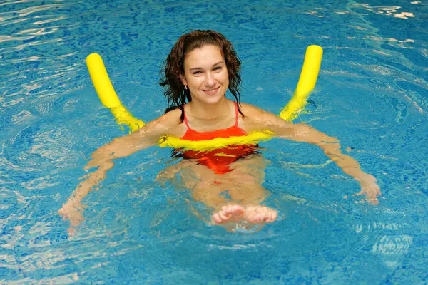 La femme fait de l'exercice dans l'eau — Photo
