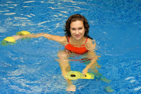 Žena ve vodě s dumbbels — Stock fotografie