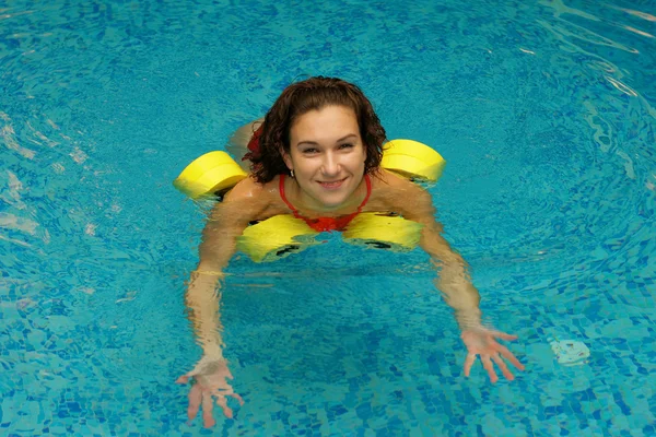 Brunette in water with dumbbels — Stock Photo, Image