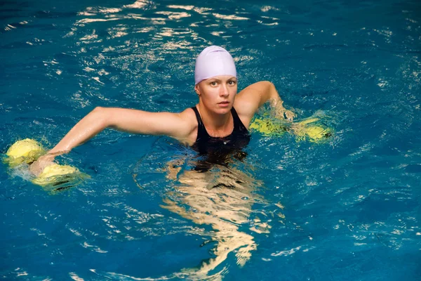 Women in water with dumbbels — Stock Photo, Image