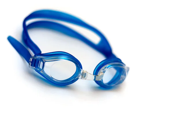 Blauwe glazen voor zwemmen op witte achtergrond — Stockfoto